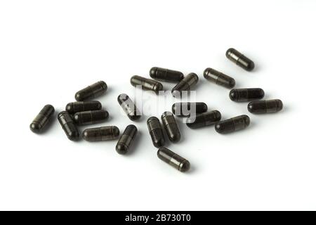 Kapsel von Nigella sativa (schwarze Kümmel, schwarzer Kümmel, schwarzer Samen), Kräuterkapseln aus Habbatussauda isoliert auf weißem Grund. Stockfoto