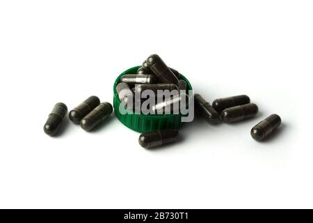 Kapsel von Nigella sativa (schwarze Kümmel, schwarzer Kümmel, schwarzer Samen), Kräuterkapseln aus Habbatussauda isoliert auf weißem Grund. Stockfoto