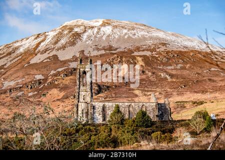 Die Kirchenruine Dunlewey im Poison Glen am Mount Errigal in Donegal, Irland. Stockfoto