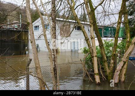 Überschwemmungen durch Storm Ciara an der Rothay Bridge in Ambleside, Lake District, Großbritannien, mit überschwemmten Abwasserwerken von Ambleside. Stockfoto