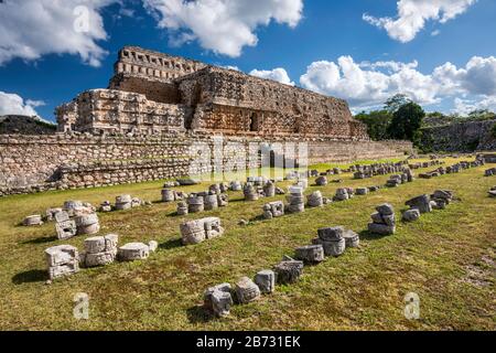 Dekorierte Fragmente von Ruinen im Palacio de los Mascarones, Maya-Ruinen in der archäologischen Stätte Kabah, Ruta Puuc, Bundesstaat Yucatan, Mexiko Stockfoto