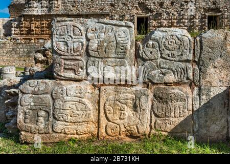 Steine mit Glyphen am Altar de los Glifos, Palacio de los Mascarones, Maya-Ruinen an der archäologischen Stätte Kabah, Ruta Puuc, Bundesstaat Yucatan, Mexiko Stockfoto