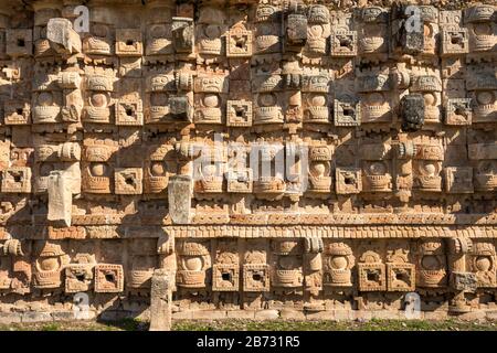 Masken des regengottes Chac im Palacio de los Mascarones (Palast der Masken), Maya-Ruinen, archäologische Stätte in Kabah, Ruta Puuc, Bundesstaat Yucatan, Mexiko Stockfoto