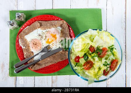 Hausgemachte bretonische Kreppe mit Ei und grünem Salat Stockfoto