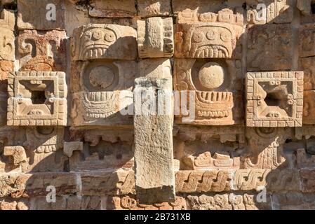 Maske des regengottes Chac im Palacio de los Mascarones (Palast der Masken), Maya-Ruinen in der archäologischen Stätte Kabah, Ruta Puuc, Bundesstaat Yucatan, Mexiko Stockfoto