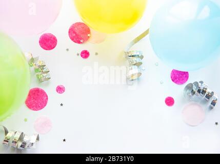 Alles gute zum Geburtstag oder zur Party. Flat lag mit Geburtstagsballen, Konfetti und Bändern auf weißem Hintergrund. Draufsicht. Kopierbereich. Stockfoto