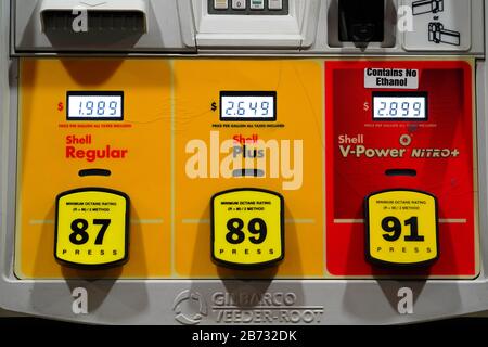 Tankstellen, Tankstellen in Fond du Lac haben Kraftstoffpreise unter 2 Dollar aufgrund des fallenden Börsenkurses. Stockfoto