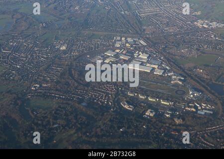 Luftaufnahme von Brooklands Museum und Mercedes-Benz World, Weybridge, Surrey, Großbritannien, 06. März 2020, Foto von Richard Goldschmidt Stockfoto