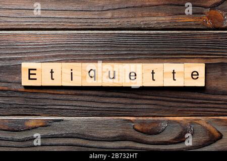 Etikette Wort auf Holz Block geschrieben. Etikette text auf Holz- Tabelle für Ihr Design, Konzept. Stockfoto