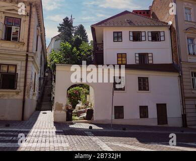 Alte Häuser in der Straße Mesnička Stockfoto