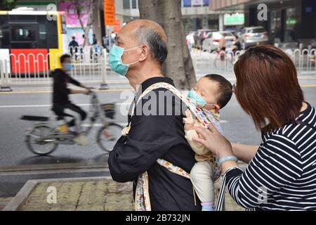 Kanton, CHINA - CIRCA FEBRUAR 2020: Leben in Kanton während einer Periode des Romans Coronavirus. In diesen Tagen tragen alle eine Maske. Stockfoto