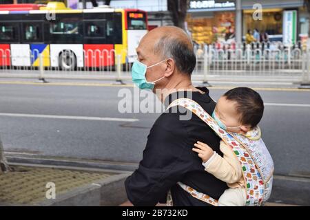 Kanton, CHINA - CIRCA FEBRUAR 2020: Leben in Kanton während einer Periode des Romans Coronavirus. In diesen Tagen tragen alle eine Maske. Stockfoto