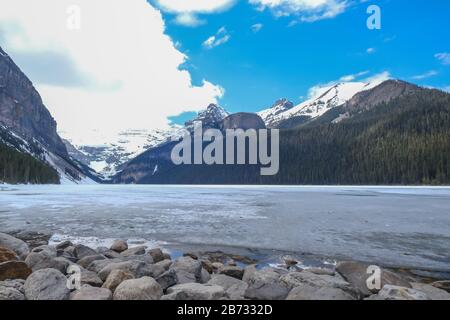 Mount fairview, teilweise gefrorener See, Lake Louise Banff National Park, Alberta Canada. Stockfoto