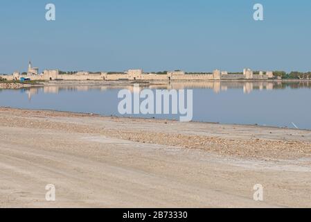 Aigues-Mortes (Camargue, Frankreich), von der Saline 'Salins du MIDI' aus gesehen Stockfoto