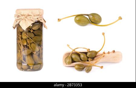 Eingelegte kapern Beeren in jar auf weißem Hintergrund. Kapern auf weißem Hintergrund. Eingelegte kapern. Konserven Kapern Stockfoto