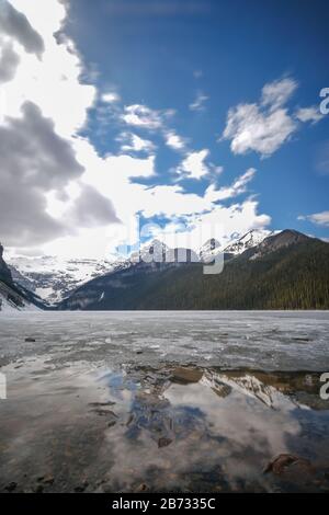 Mount fairview, teilweise gefrorener See, Lake Louise Banff National Park, Alberta Canada. Stockfoto