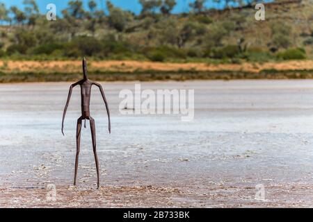 Blick auf einen Teil der Metall-Skulpturen-Kunstinstallation des Künstlers Antony Gormley am Lake Ballard in Western Australia. Stockfoto