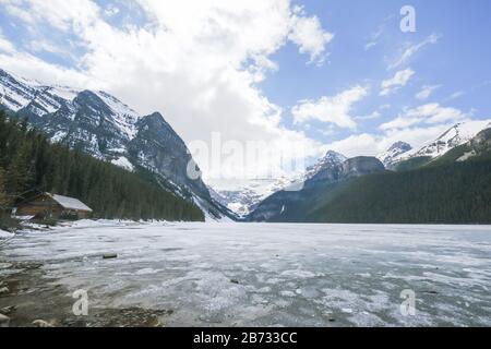 Mount fairview, teilweise gefrorener See, Lake Louise Banff National Park, Alberta Canada. Stockfoto