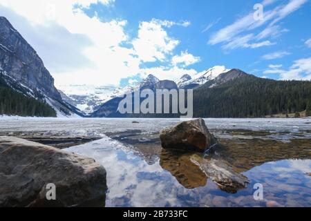 Mount fairview, teilweise gefrorener See, Lake Louise Banff National Park, Alberta Canada. Stockfoto