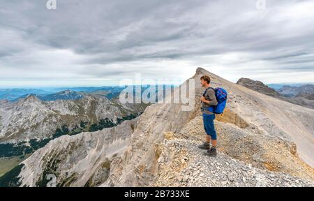 Wanderer auf dem Höhenrücken der Oedkar-Gipfel, auf dem hinteren mittleren Oedkar-Gipfel, Hinterautal-Vomper-Kette, Karwendel, Tyrol, Österreich Stockfoto