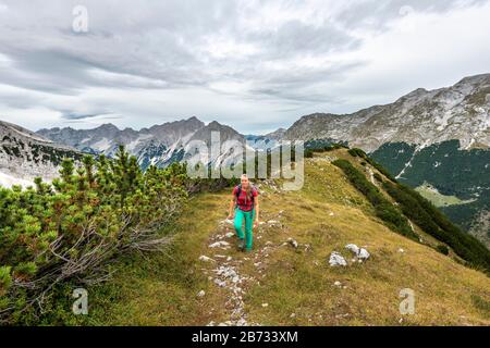 Wanderer, Bergsteiger an der nördlichen Oedkarscharte, Aufstieg zu den Oedkar-Gipfeln über Brendelsteig, Hinterautal-Vomper-Kette, Karwendel, Tyrol, Österreich Stockfoto