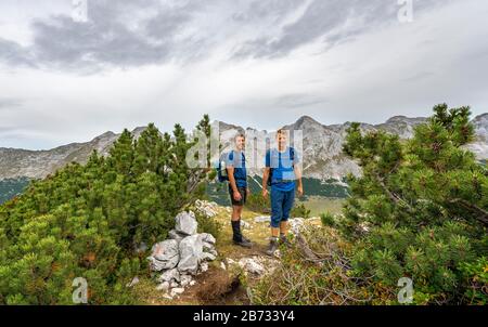 Wanderer an der nördlichen Oedkarscharte, Wanderweg zur Birkkarspitze, Vomper-Kette, Karwendel, Tyrol, Österreich Stockfoto