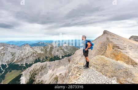 Wanderer auf dem Höhenrücken der Oedkar-Gipfel, auf dem hinteren mittleren Oedkar-Gipfel, Hinterautal-Vomper-Kette, Karwendel, Tyrol, Österreich Stockfoto