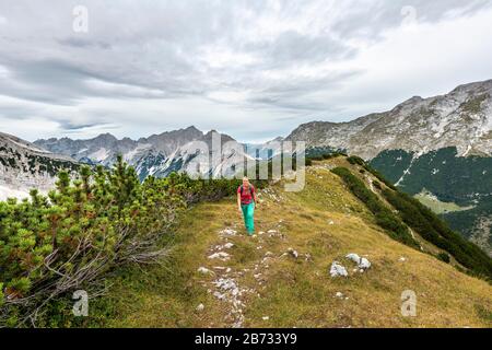 Wanderer, Bergsteiger an der nördlichen Oedkarscharte, Aufstieg zu den Oedkar-Gipfeln über Brendelsteig, Hinterautal-Vomper-Kette, Karwendel, Tyrol, Österreich Stockfoto