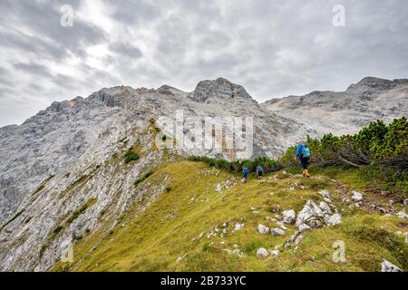 Bergsteiger, Wanderer an der nördlichen Oedkarscharte, Aufstieg zu den Oedkar-Gipfeln über Brendelsteig, Hinterautal-Vomper-Kette, Karwendel, Tyrol, Österreich Stockfoto