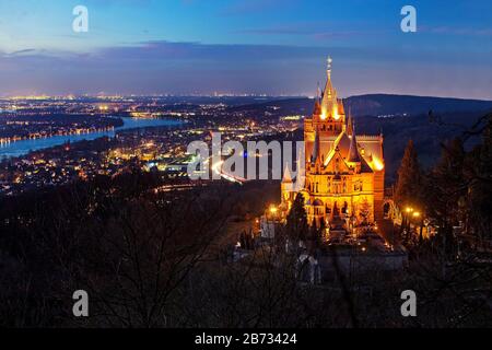 Beleuchtete Burg Drachenburg über dem Rheintal am Abend, Siebengebirge, Königswinter, Nordrhein-Westfalen, Deutschland Stockfoto