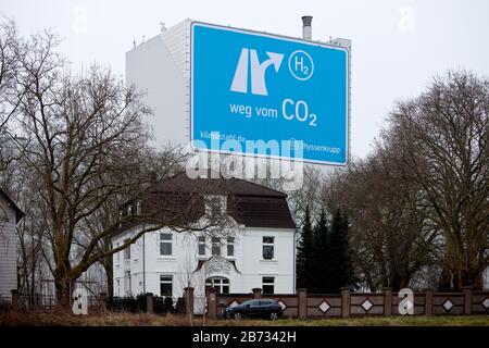 Großes Plakat in der Nähe der AUTOBAHN A 40, Klimastahl im Werk von ThyssenKrupp Steel Europe, in Dortmund, im Ruhrgebiet, Nordrhein-Westfalen, Deutschland Stockfoto