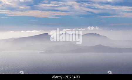 Berge auf der Insel Santo Antao, Cabo Verde, grünes kap und wunderschöner Himmel und Natur Stockfoto