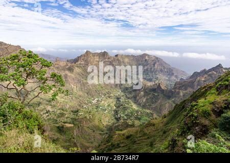 Berge auf der Insel Santo Antao, Cabo Verde, grünes kap und wunderschöner Himmel und Natur Stockfoto