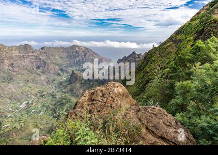 Berge auf der Insel Santo Antao, Cabo Verde, grünes kap und wunderschöner Himmel und Natur Stockfoto