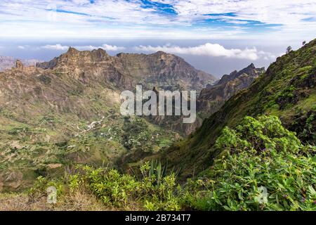 Berge auf der Insel Santo Antao, Cabo Verde, grünes kap und wunderschöner Himmel und Natur Stockfoto