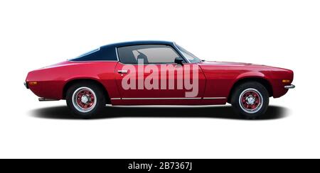 Rotes amerikanisches Muskelauto isoliert auf Weiß Stockfoto