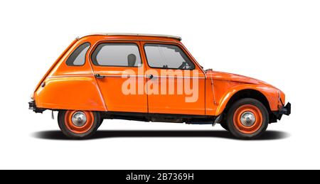 Orangefarbenes französisches Oldtimer isoliert auf Weiß Stockfoto