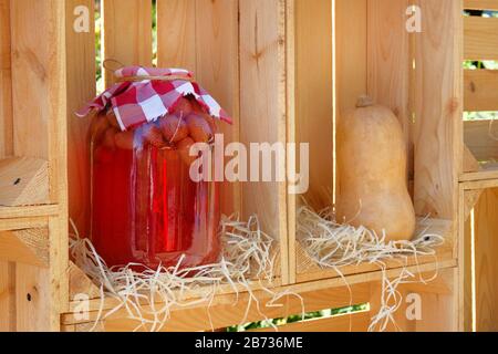 Hausgemachte Konserven im Glas, Erdbeergetränk. Fermentiertes, gesundes Naturlebensmittelkonzept Stockfoto