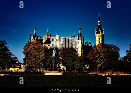 Schloss Schwerin in der Nacht mit schönem dunkelblauem Himmel. Deutschland Stockfoto