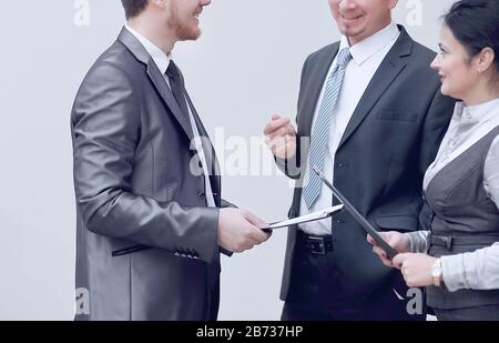 Geschäftsleute Diskussion über Dokumente in leeren Büro Stockfoto