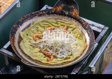 Vietnamesische berühmte Straßennahrung - knusprige Pfannenkuchen - Banh Xeo Stockfoto