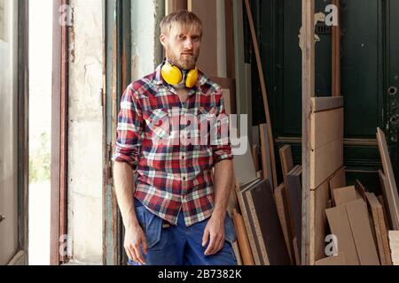 Porträt eines Tischlers in seiner Werkstatt Stockfoto