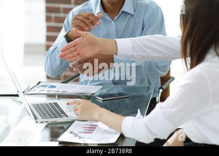 Business Team diskutieren neue Ideen an seinem Schreibtisch sitzen Stockfoto