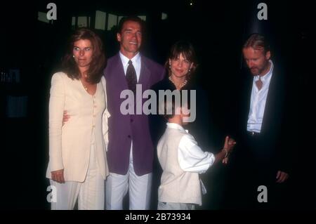 Los Angeles, Kalifornien, USA 18. Juli 1995 Maria Shriver, Schauspieler Arnold Schwarzenegger, Schauspielerin Linda Hamilton, Schauspieler Noah Fleiss und Regisseur James Cameron nehmen am 18. Juli 1995 am Directors Guild Theatre in Los Angeles, Kalifornien, USA, an der "A Mother's Prayer"-Vorführung von USA Network teilzunehmen. Foto von Barry King/Alamy Stock Photo Stockfoto
