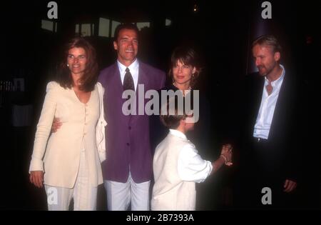 Los Angeles, Kalifornien, USA 18. Juli 1995 Maria Shriver, Schauspieler Arnold Schwarzenegger, Schauspielerin Linda Hamilton, Schauspieler Noah Fleiss und Regisseur James Cameron nehmen am 18. Juli 1995 am Directors Guild Theatre in Los Angeles, Kalifornien, USA, an der "A Mother's Prayer"-Vorführung von USA Network teilzunehmen. Foto von Barry King/Alamy Stock Photo Stockfoto