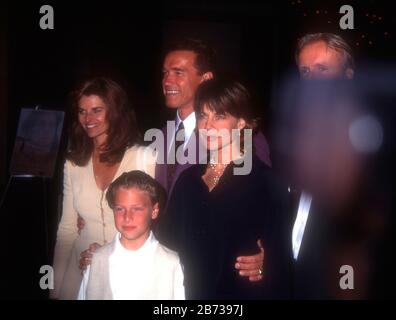 Los Angeles, Kalifornien, USA 18. Juli 1995 Maria Shriver, Schauspieler Arnold Schwarzenegger, Schauspielerin Linda Hamilton, Schauspieler Noah Fleiss und Regisseur James Cameron nehmen am 18. Juli 1995 am Directors Guild Theatre in Los Angeles, Kalifornien, USA, an der "A Mother's Prayer"-Vorführung von USA Network teilzunehmen. Foto von Barry King/Alamy Stock Photo Stockfoto