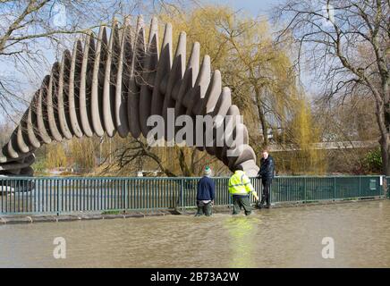 Menschen, die durch Flutwasser in Shrewsbury durch den Fluss Severn schwammen, nachdem der feuchteste Februar, der jemals in Großbritannien verzeichnet wurde, Februar 2020, überschwemmt wurde. Stockfoto