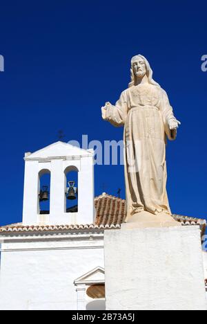 Blick auf Die Einsiedelei Unserer Lieben Frau der Heilmittel mit einer Statue im Vordergrund, Velez Malaga, Costa del Sol, Provinz Málaga, Andalucia, Spanien. Stockfoto