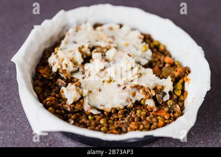 Gesunde pflanzliche Lebensmittelrezepte, vegane Schäferkuchen mit Linsen und Kartoffelbrei im Maschen Stockfoto