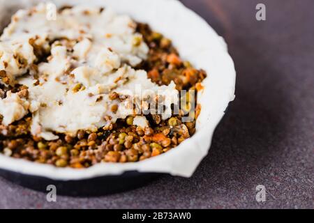 Gesunde pflanzliche Lebensmittelrezepte, vegane Schäferkuchen mit Linsen und Kartoffelbrei im Maschen Stockfoto